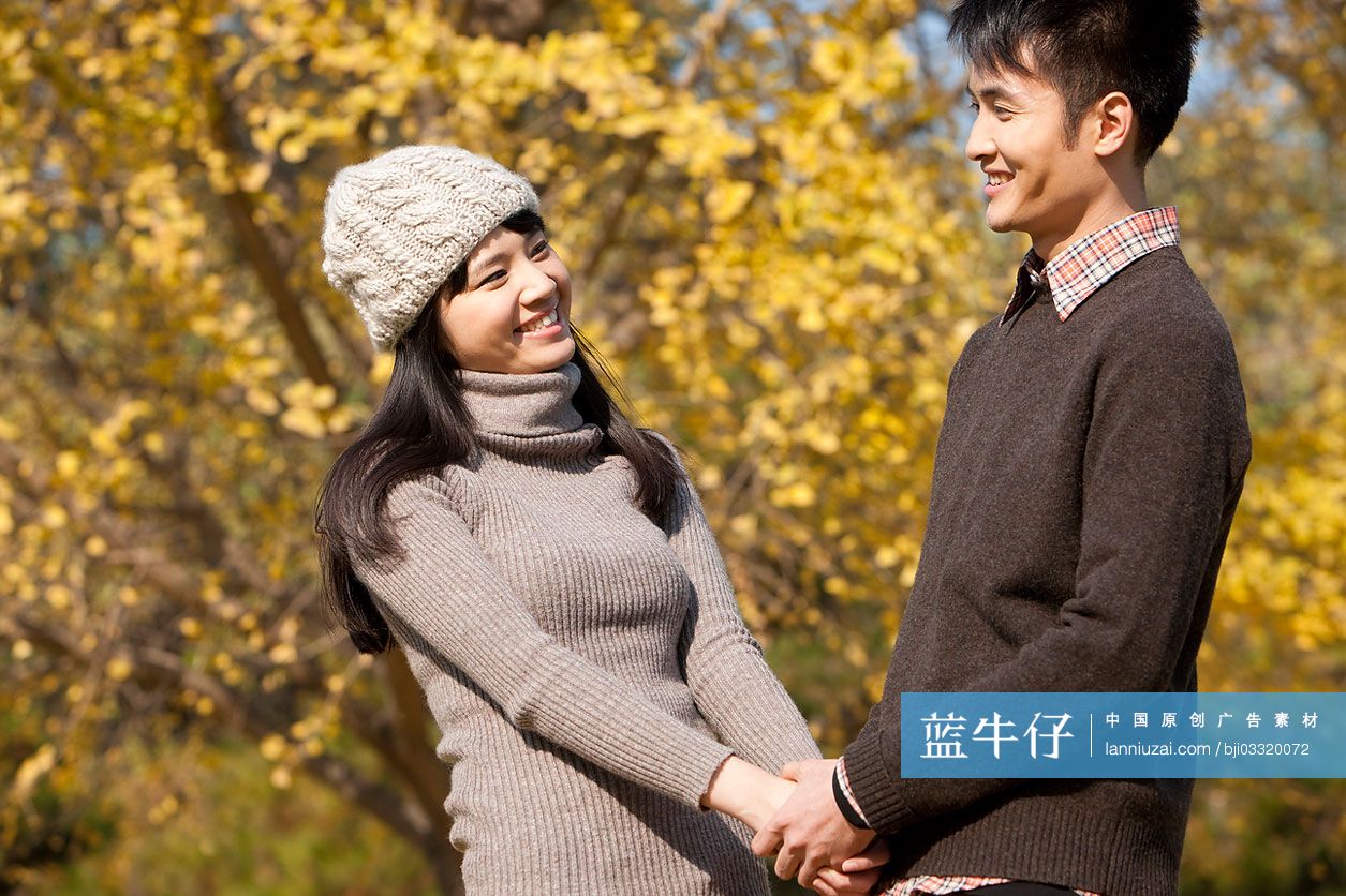 甜蜜的年轻情侣手拉手