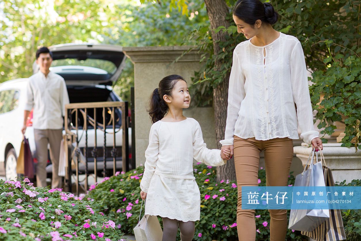 三口之家购物回来