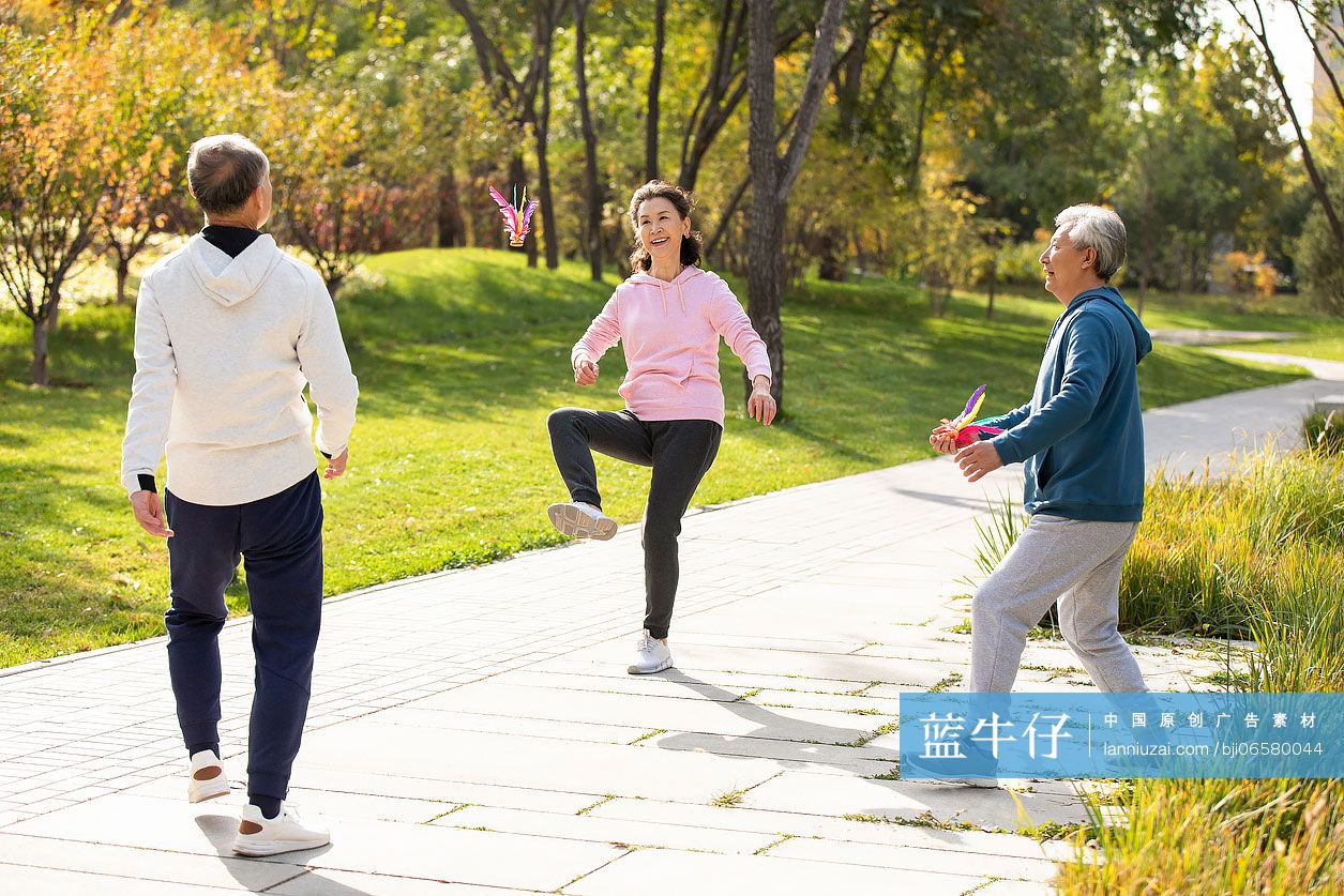 快乐的老年人在公园一起踢毽子