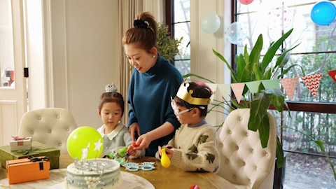 快乐家庭开生日派对