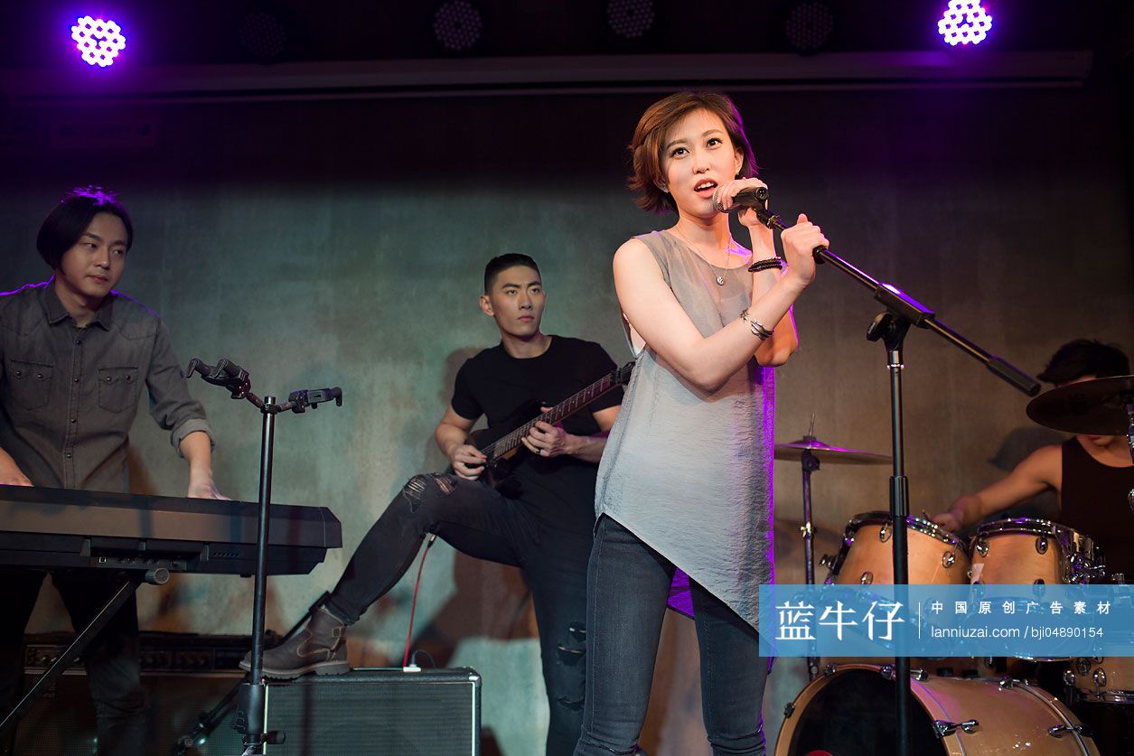 年轻乐队在舞台上表演