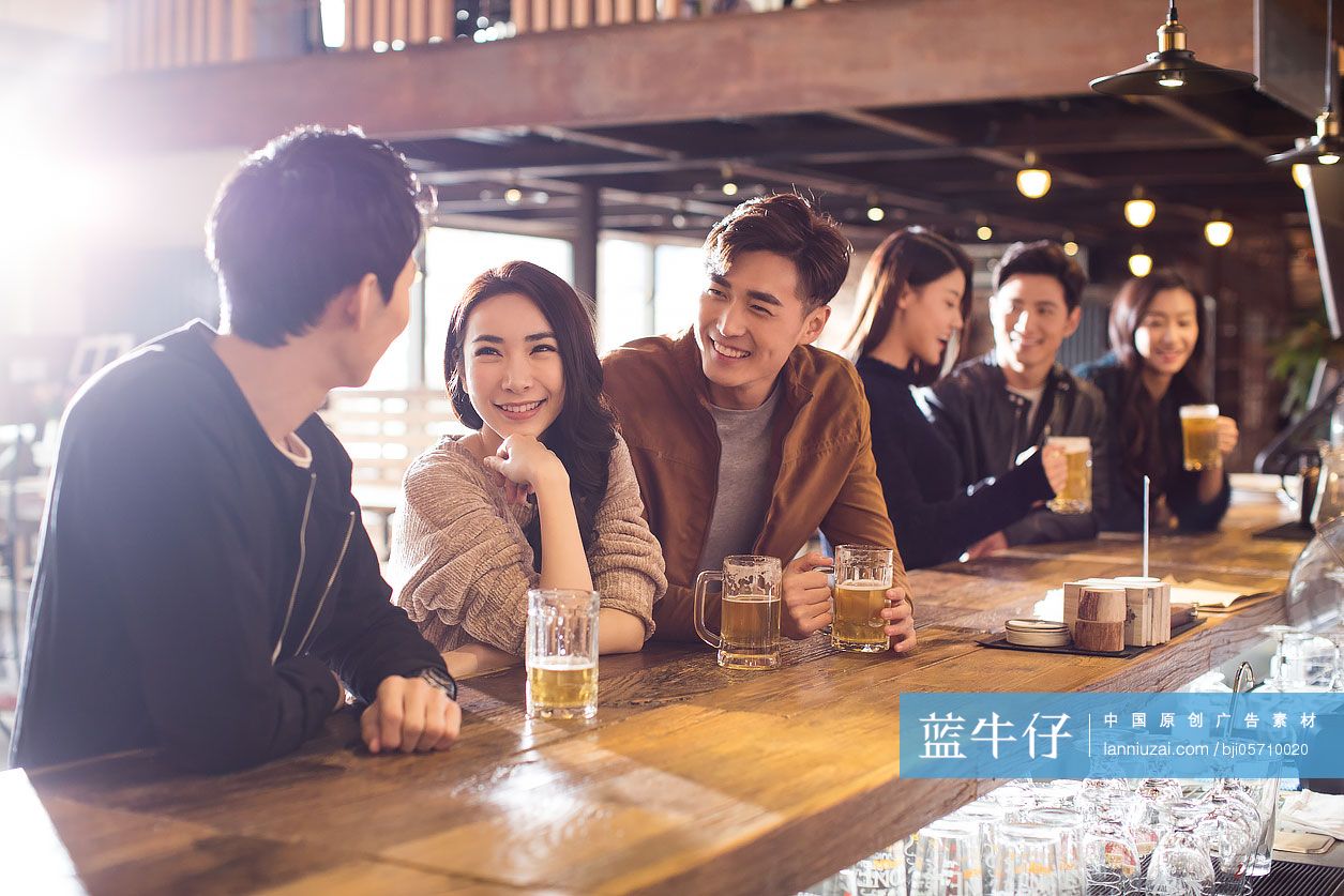 快乐的朋友们在酒吧喝酒聊天