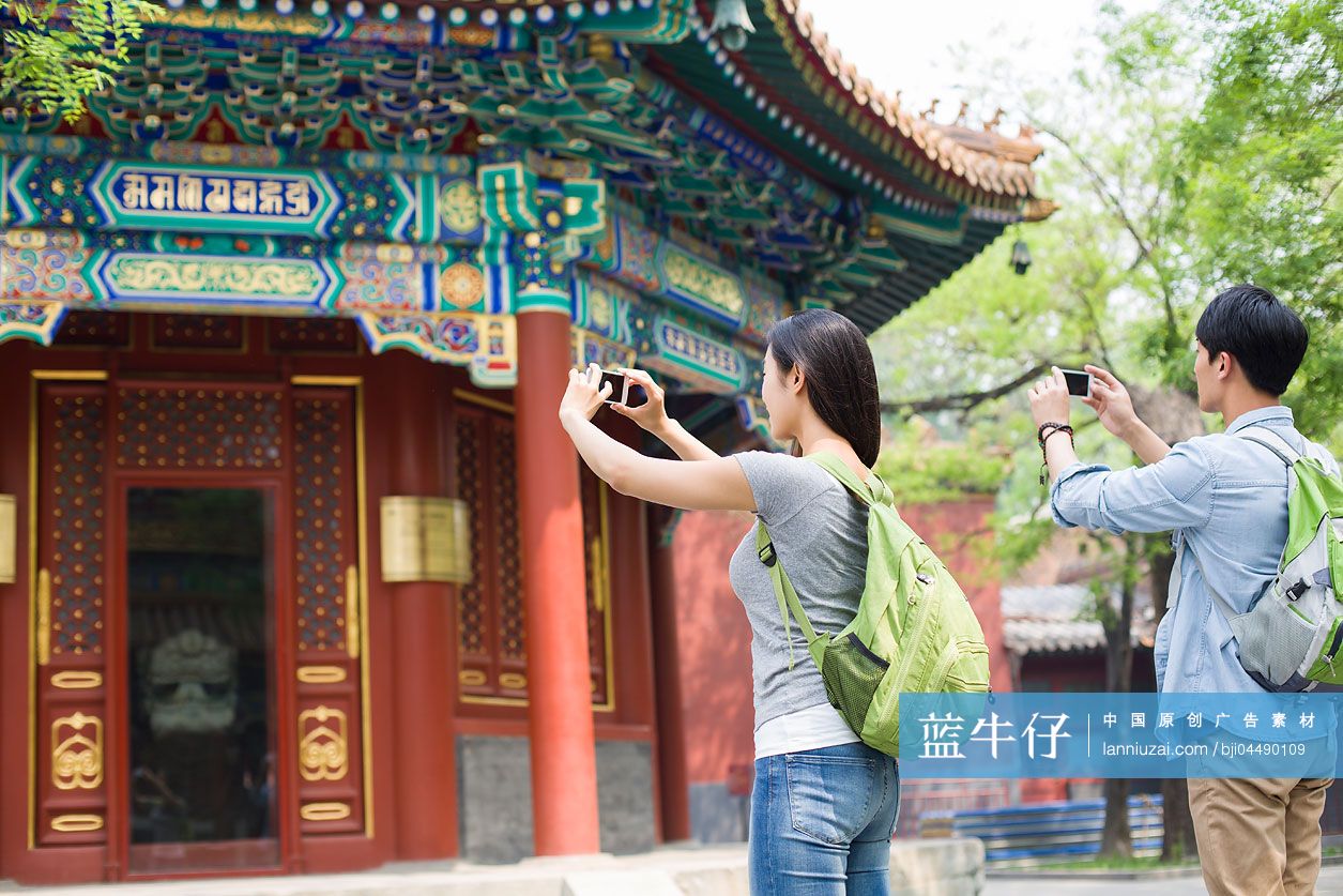 年轻情侣在雍和宫用手机拍照