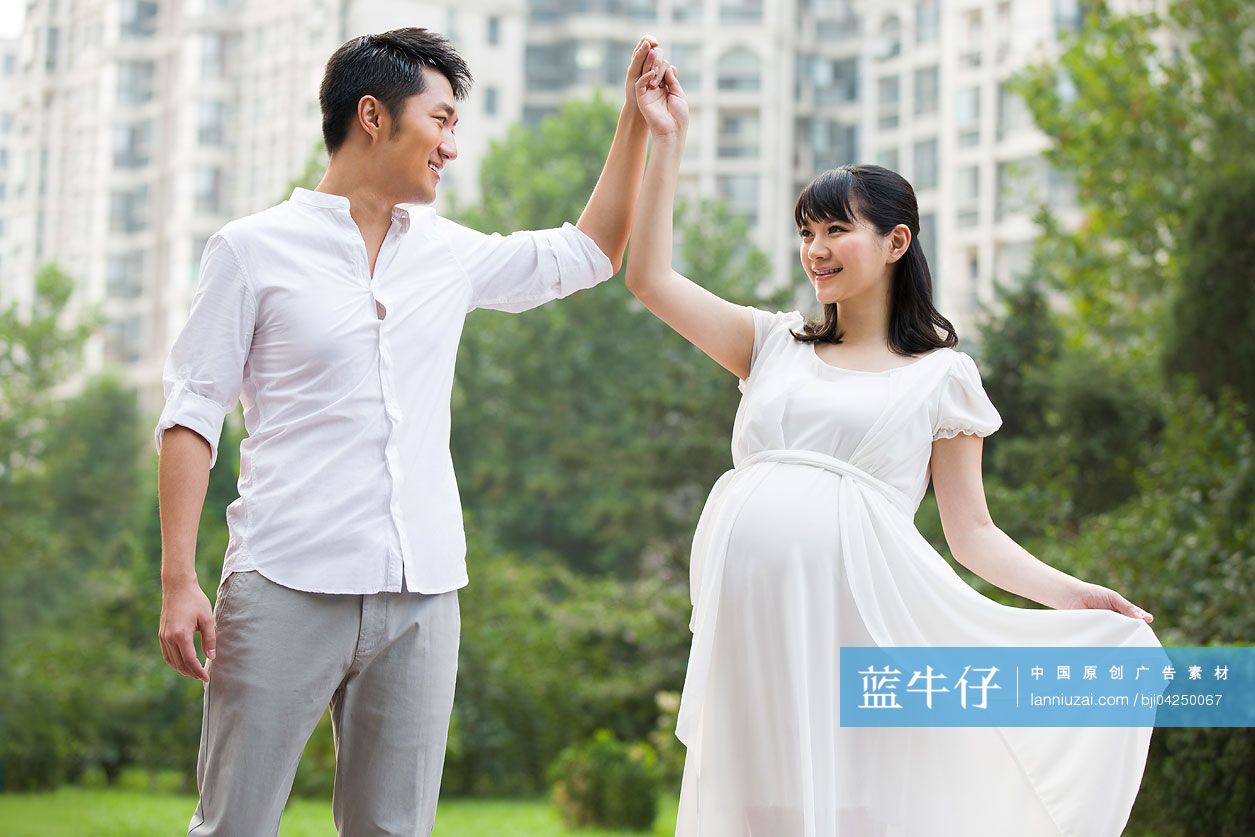 怀孕的妻子和丈夫一起看书-蓝牛仔影像-中国原创广告影像素材