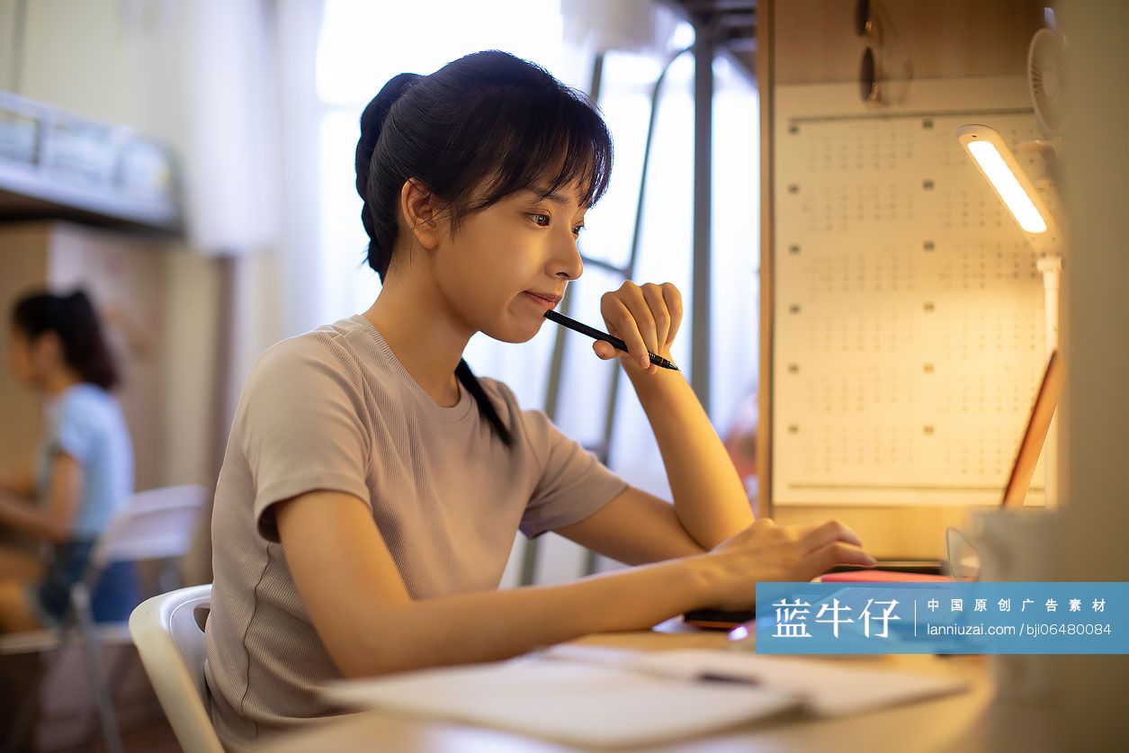 年轻大学生在宿舍学习