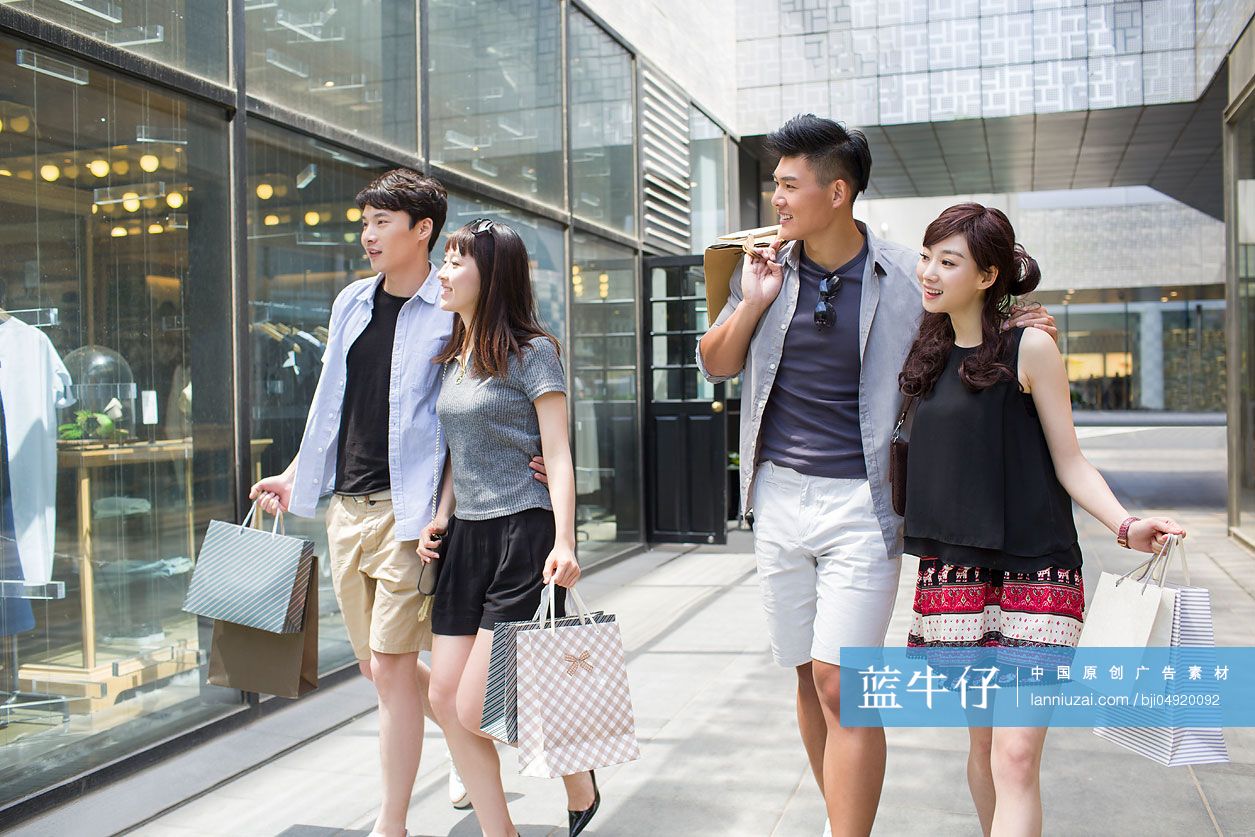 快乐的年轻人逛街购物