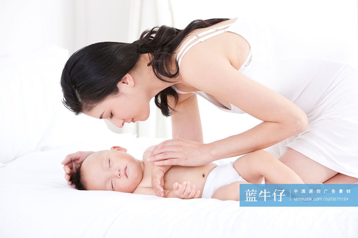 母亲和熟睡的宝宝