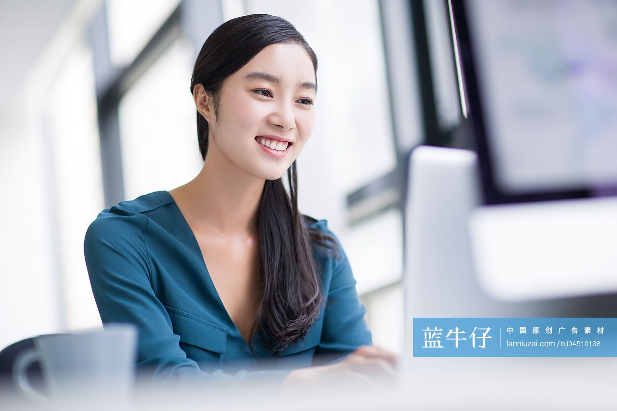 年轻商务女士在办公室工作