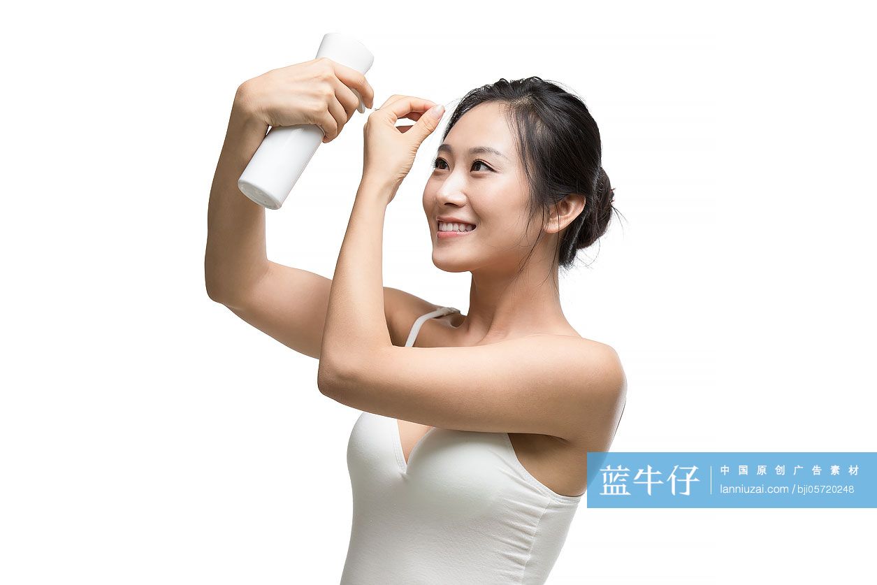 年轻女士打理头发