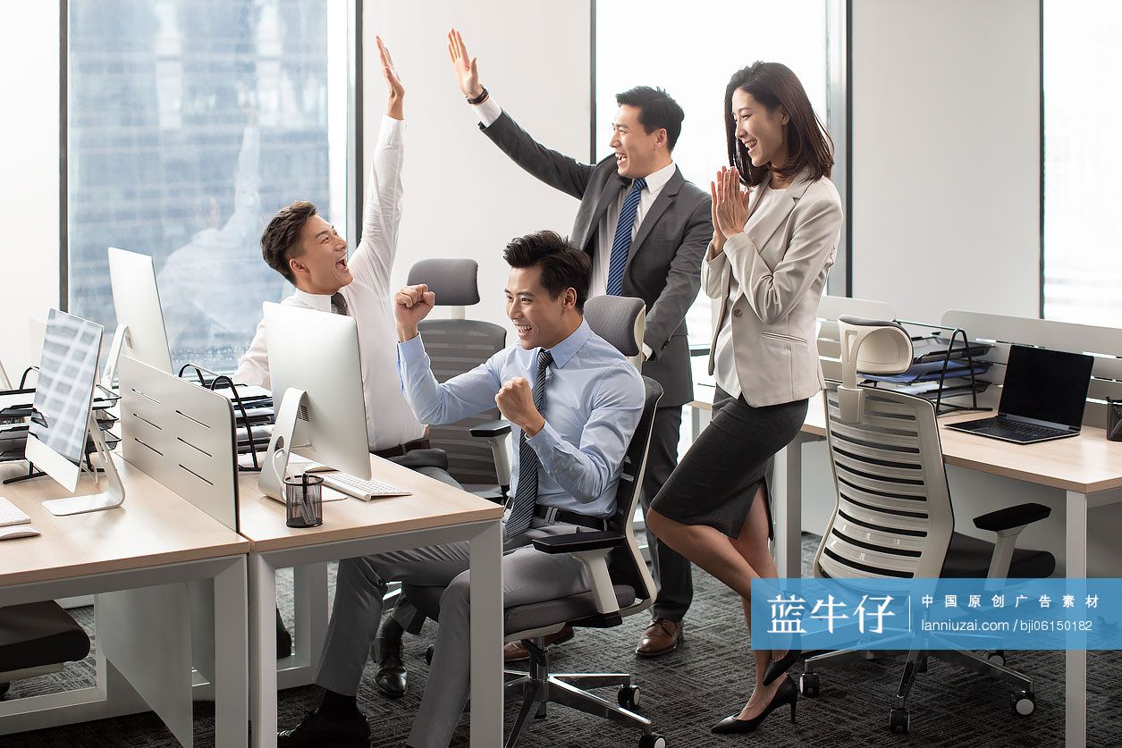 商务人士在办公室庆祝