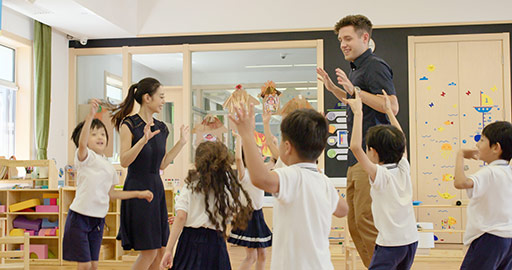 幼儿园老师和孩子们在教室里玩耍