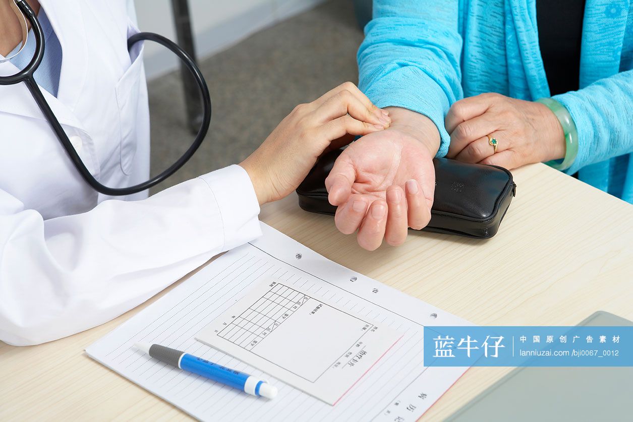 医生给病人把脉