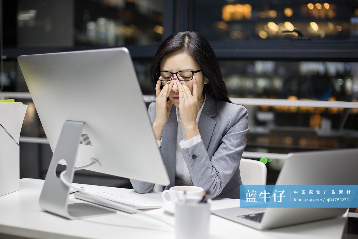 商务女士在办公室加班