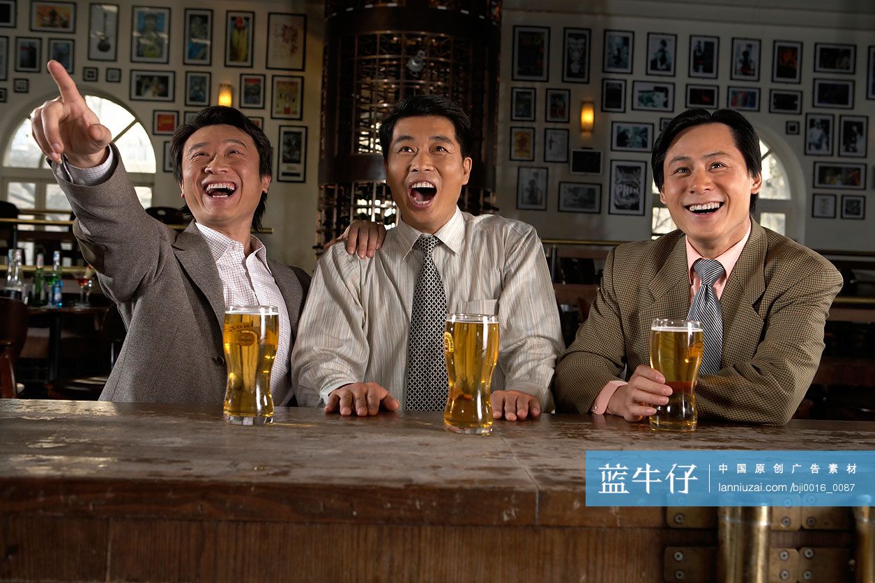 商务男士酒吧喝酒