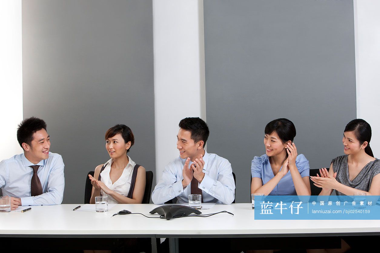 商务人士在会议中鼓掌