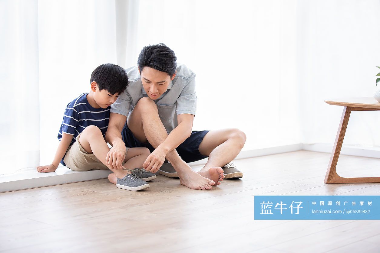 父亲教儿子系鞋带