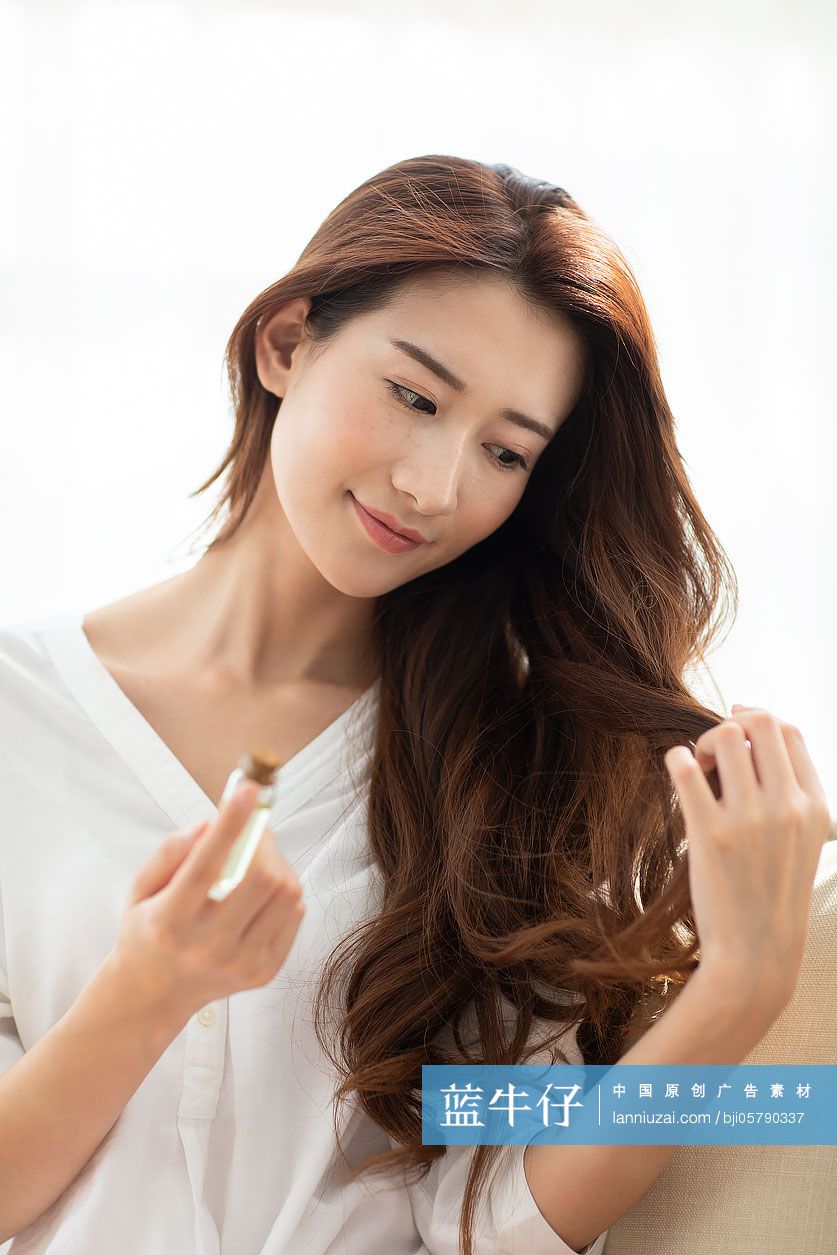 年轻女士使用精油