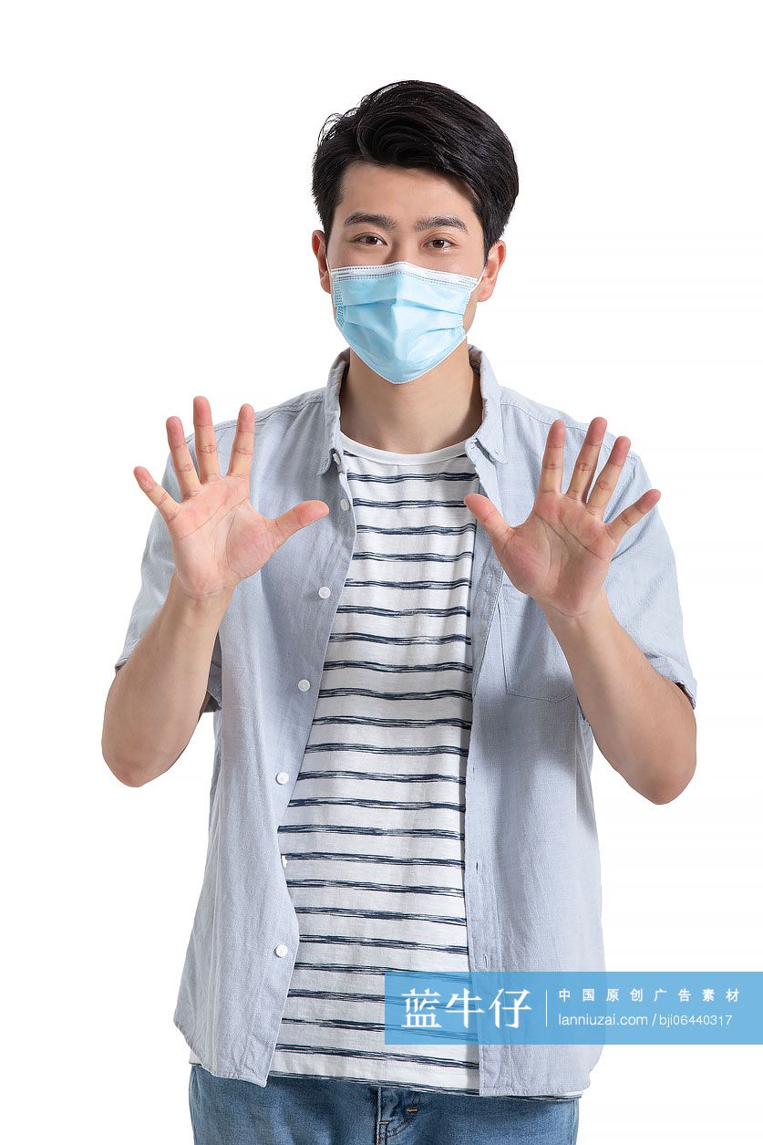 年轻男士使用免洗洗手液洗手