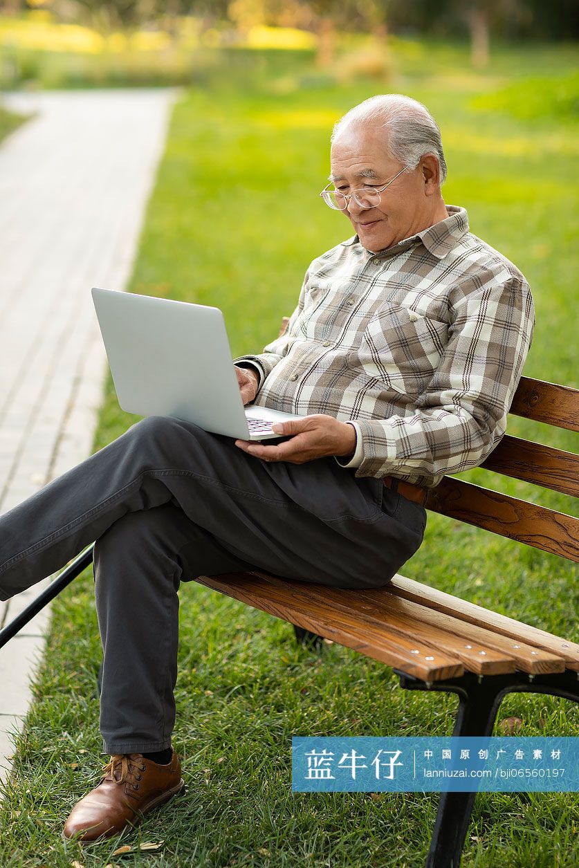 老年人在公园使用笔记本电脑