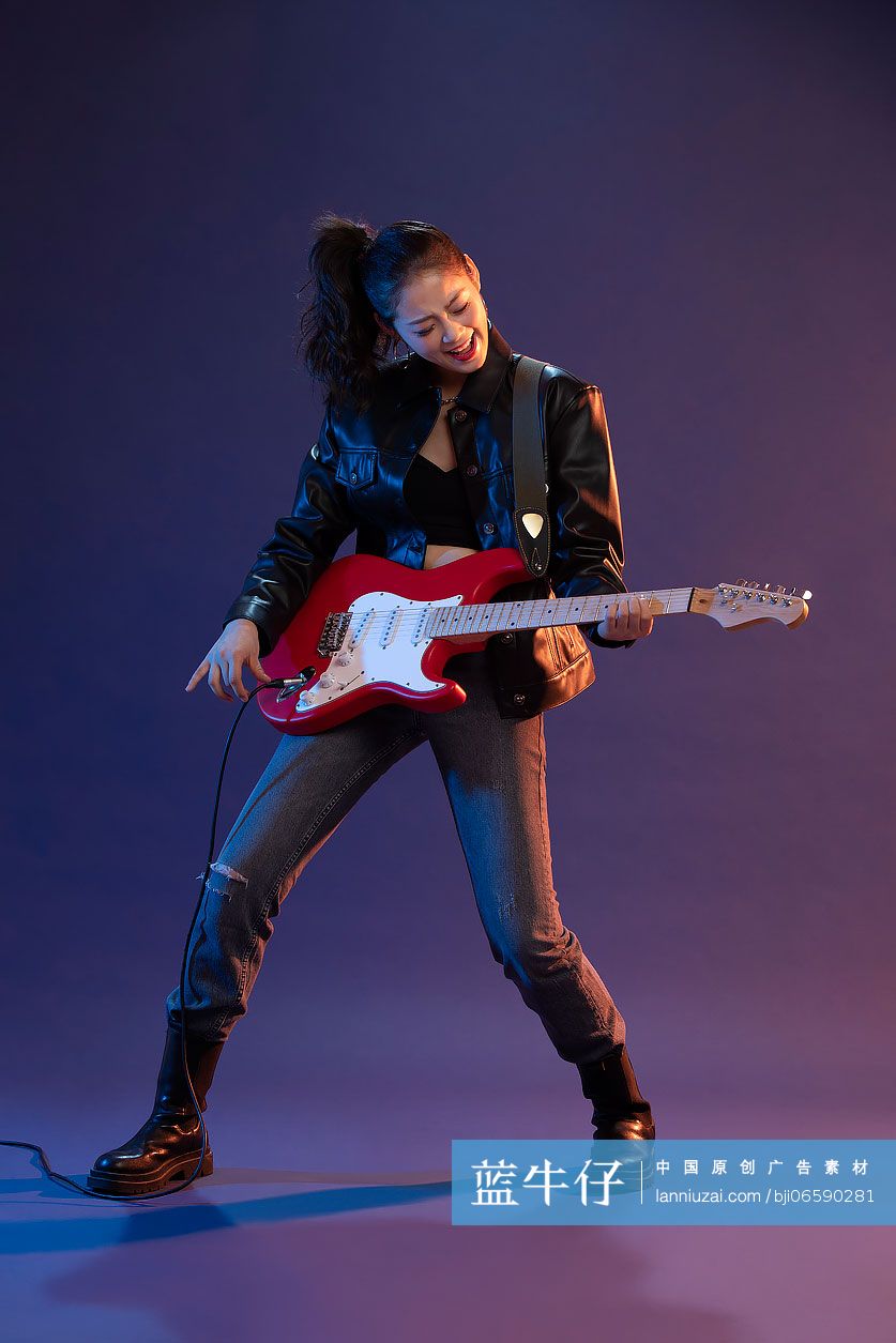 年轻女孩弹吉他