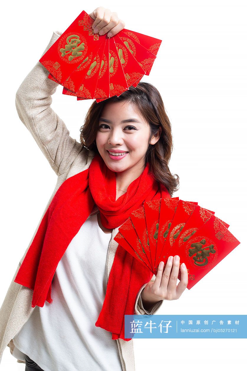 快乐的年轻女士手拿红包