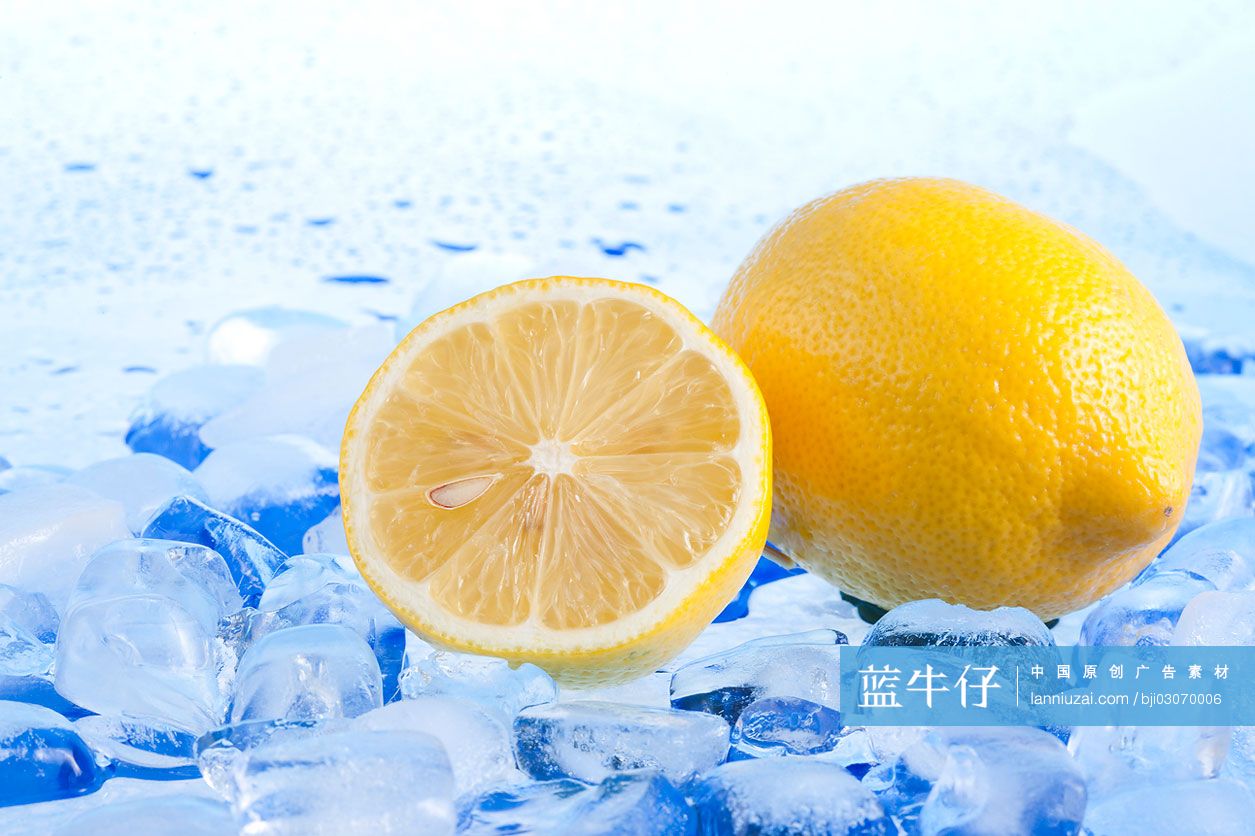 新鲜柠檬和冰块