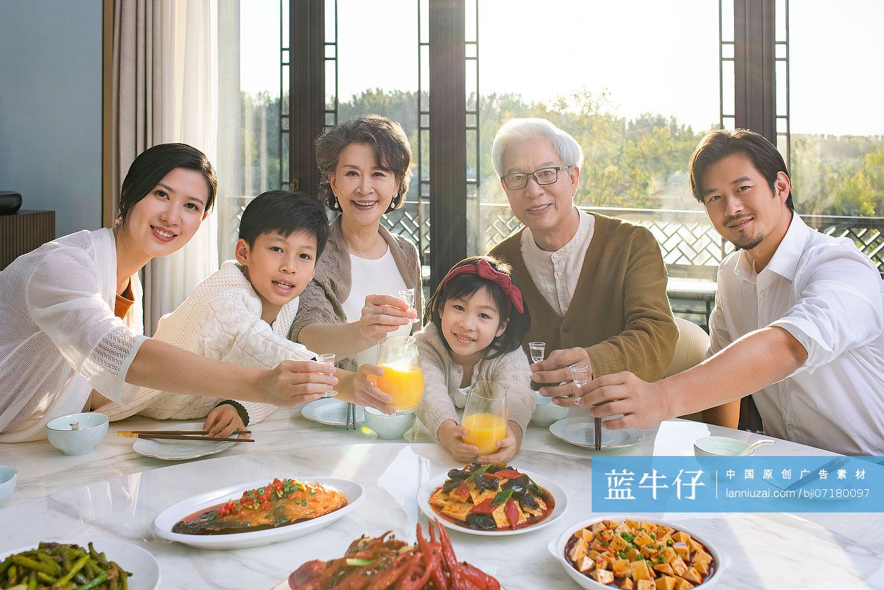 快乐家庭吃年夜饭