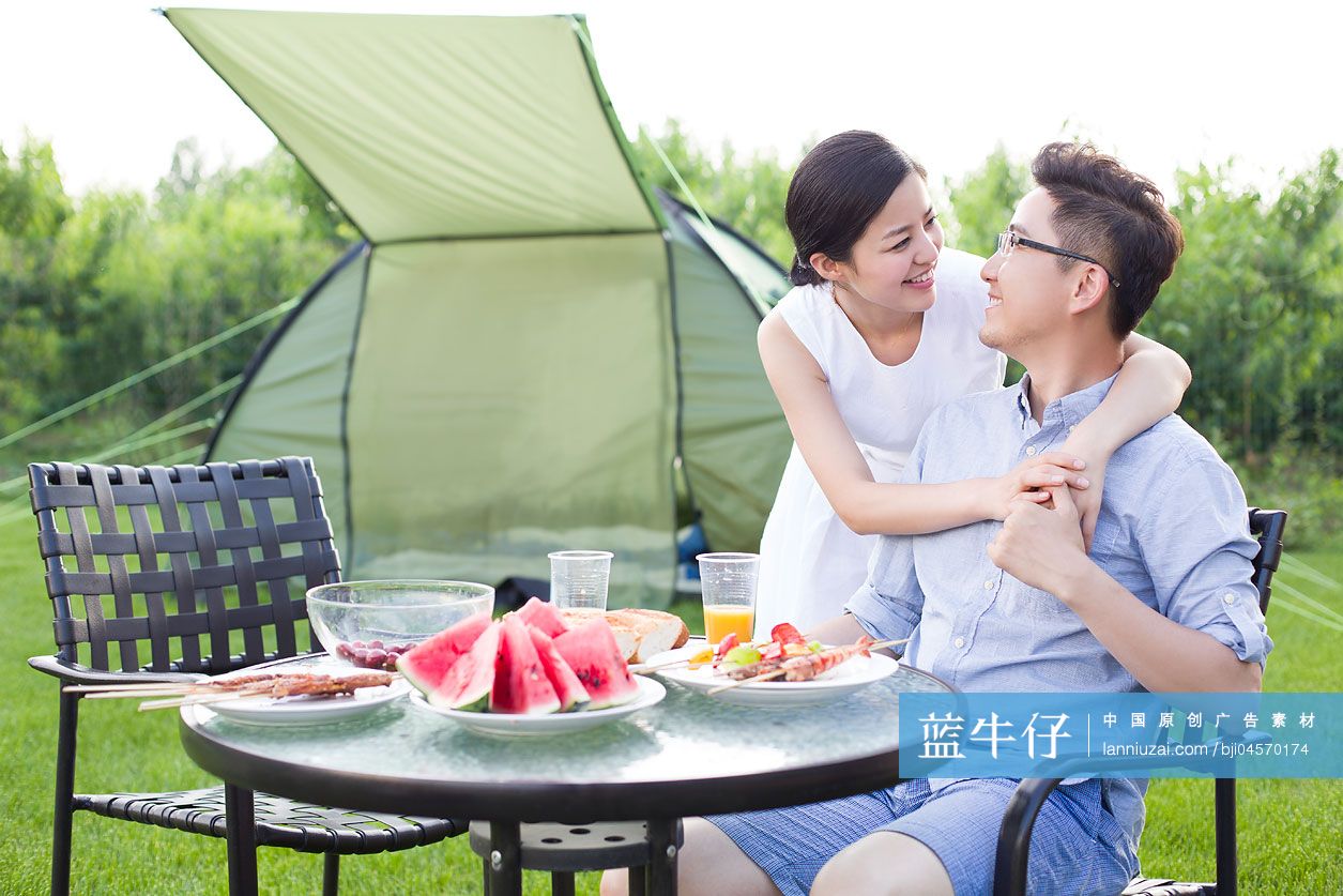 年轻夫妻户外野餐