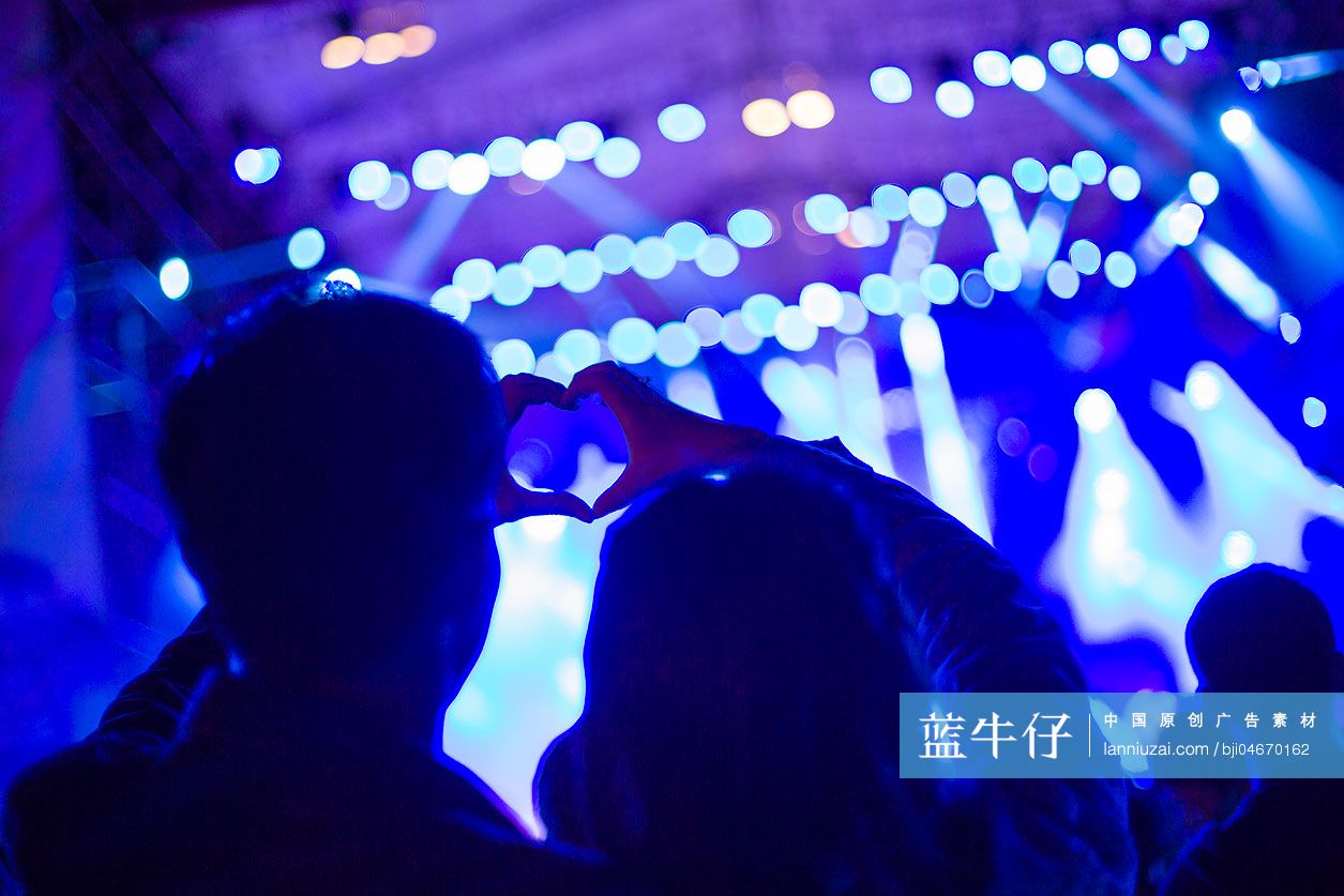 年轻情侣参加音乐节