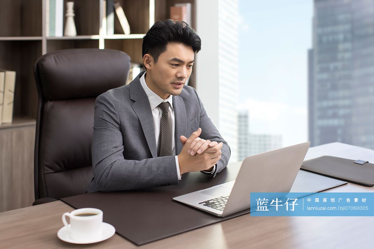 成功商务男子在办公室使用笔记本电脑