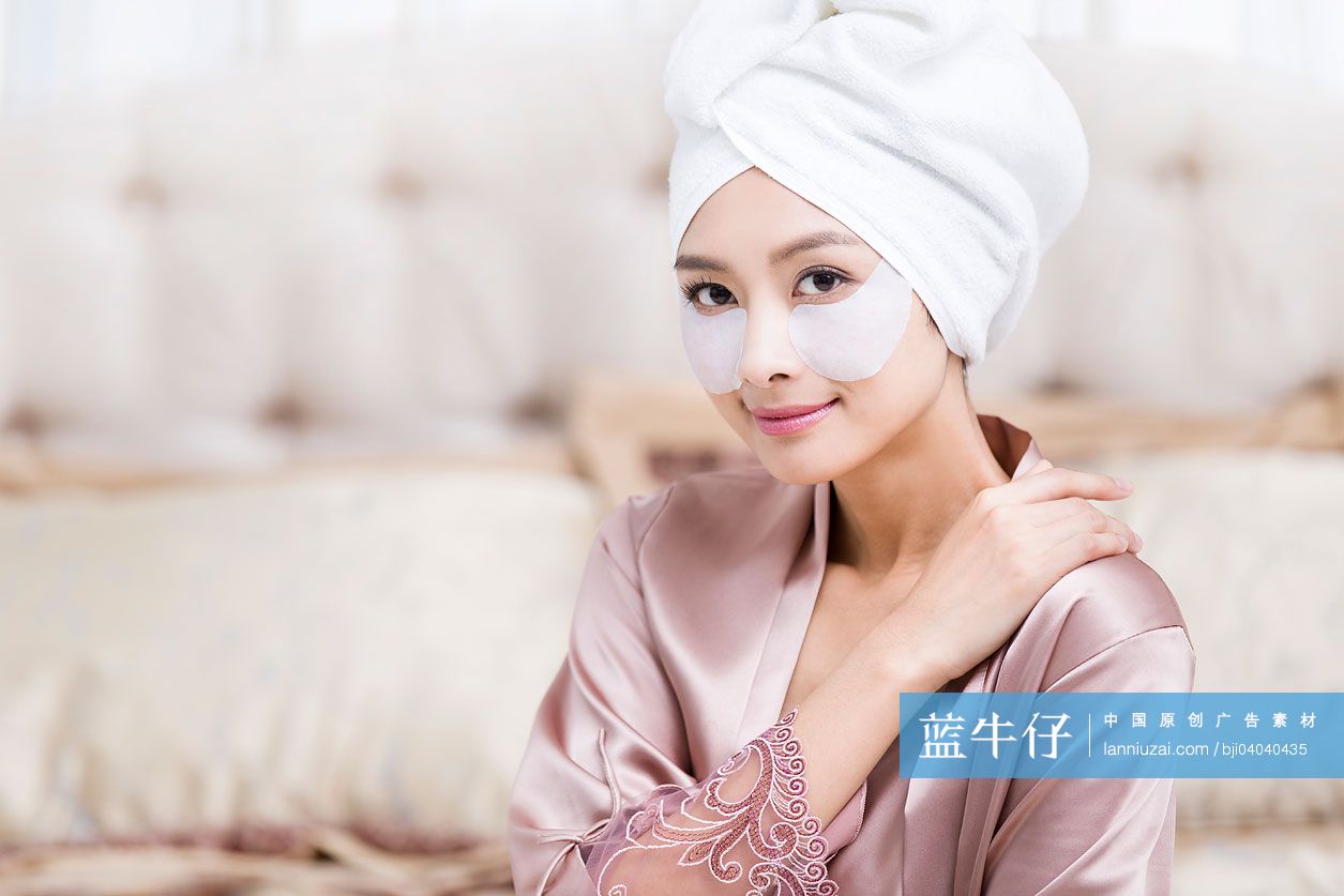 年轻女子做美容