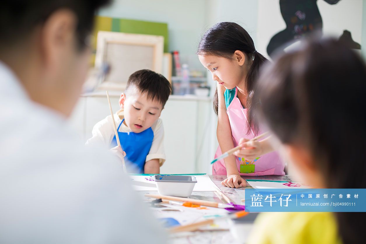 小朋友们上美术课