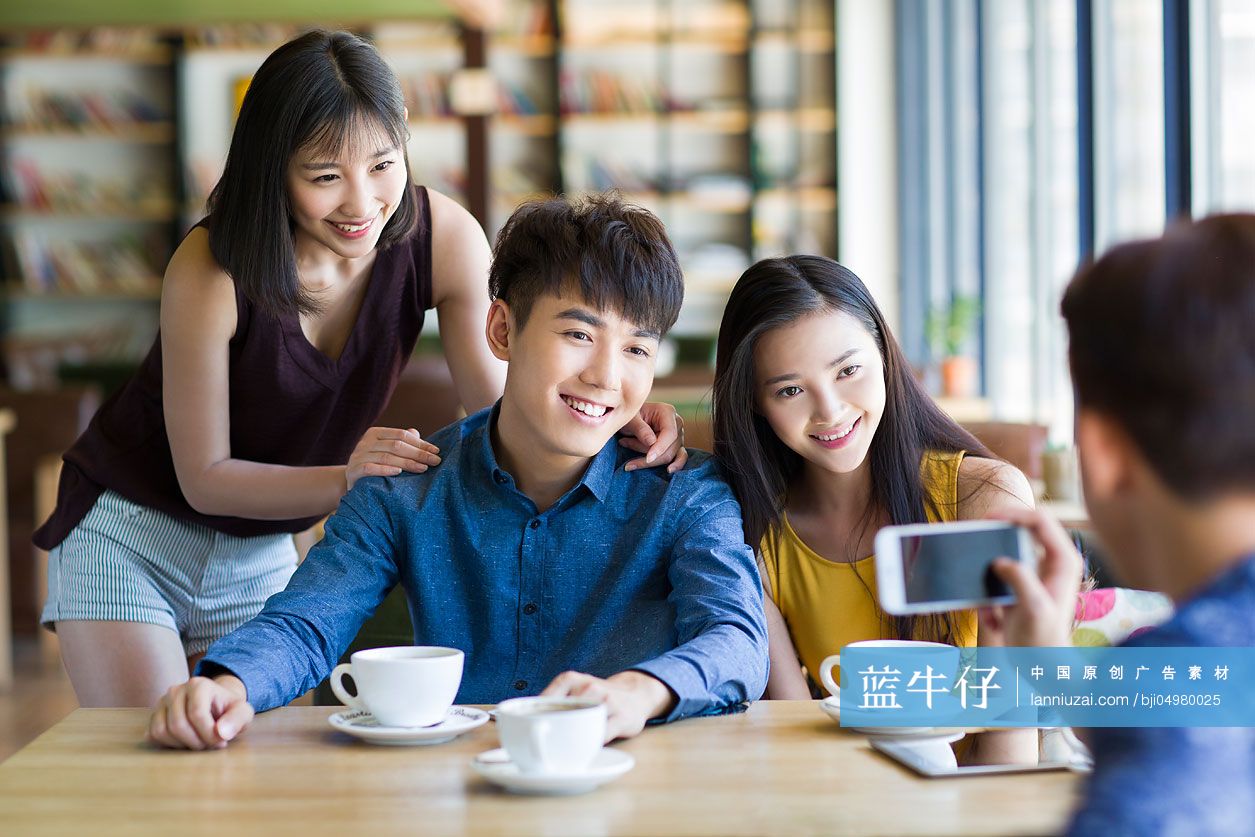 年轻人在咖啡馆拍照