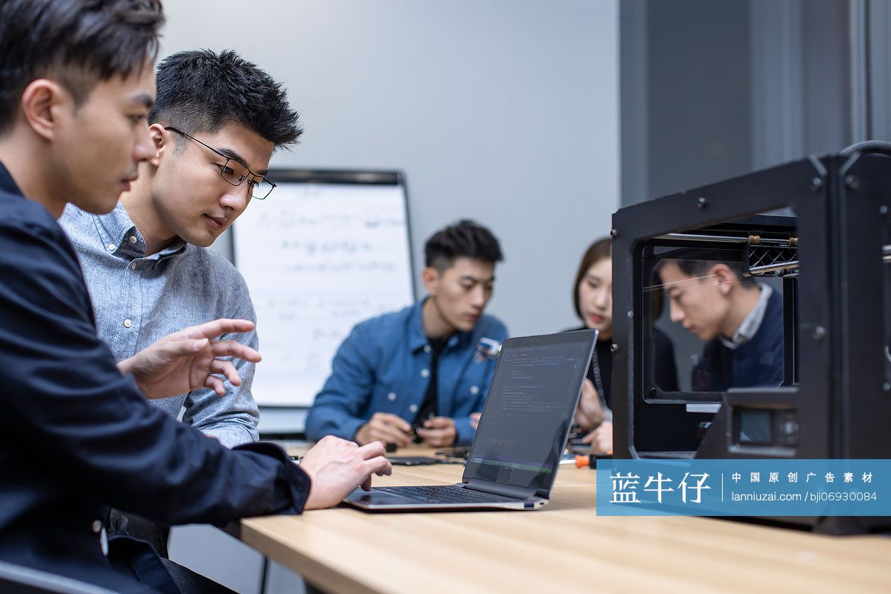 设计师团队研发3D打印机