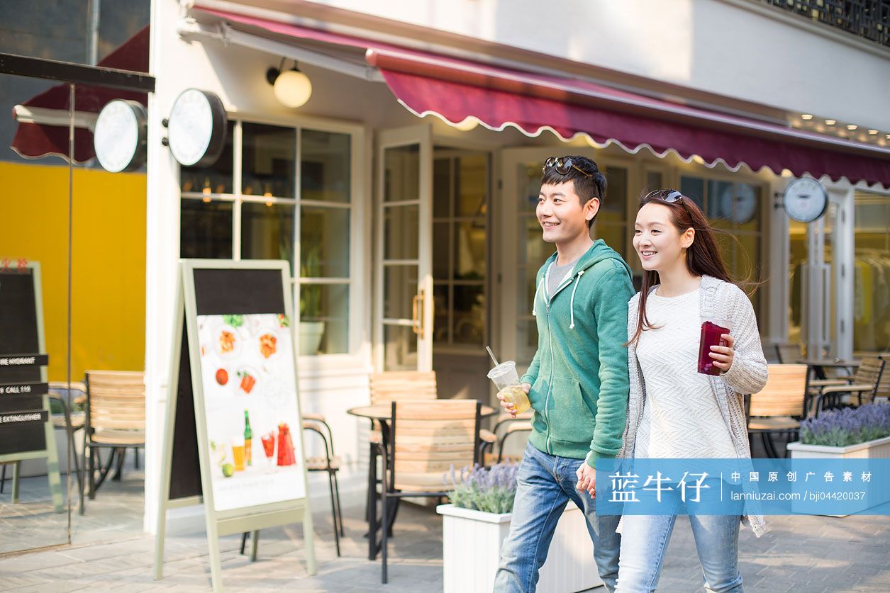快乐的年轻情侣逛街约会-蓝牛仔影像-中国原创广告影像素材