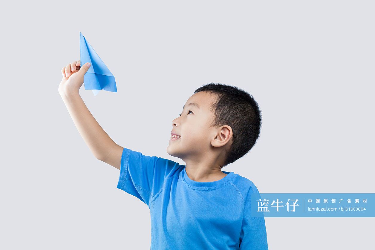 快乐的小男孩玩纸飞机