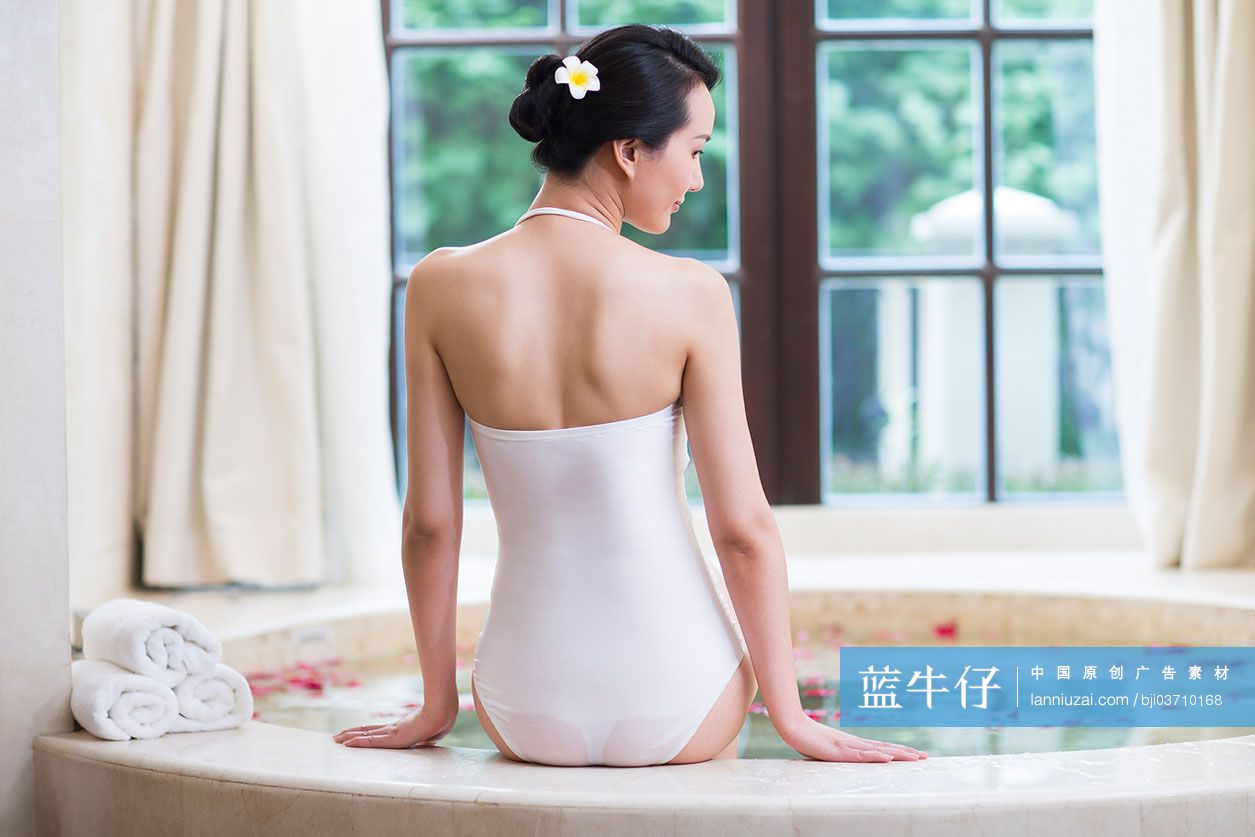年轻女子泡花瓣浴