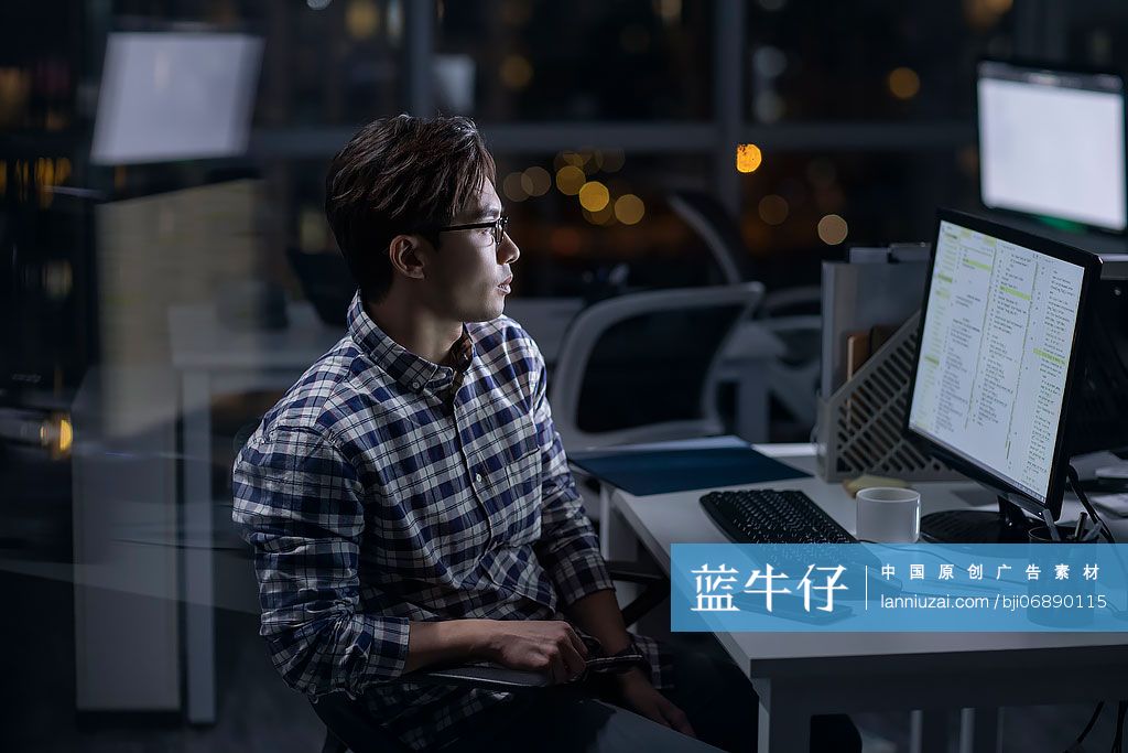 IT工程师在公司加班