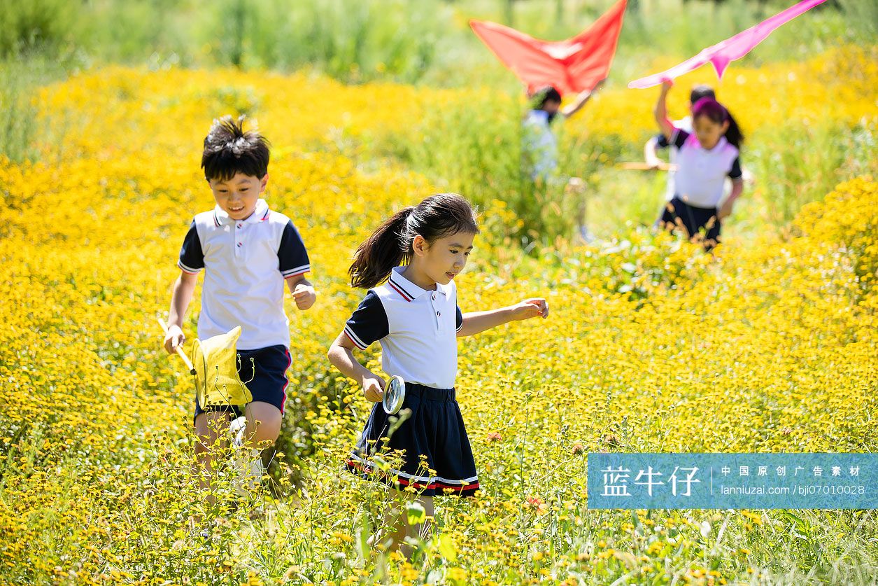 快乐的小学生在户外探索自然