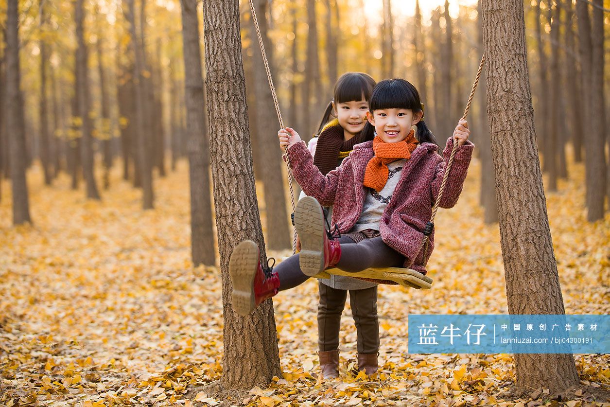 小女孩推姐姐荡秋千