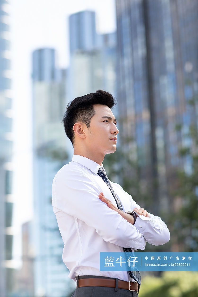 自信的年轻商务男士