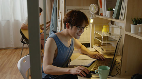Young Chinese university student using laptop in dormitory,4K