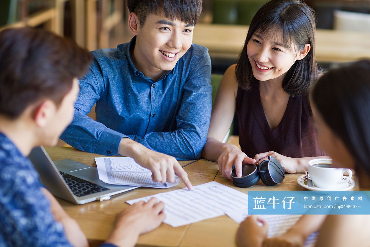 年轻人在咖啡馆讨论乐谱