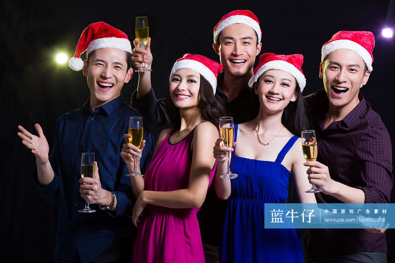 时尚的年轻人喝香槟庆祝圣诞节