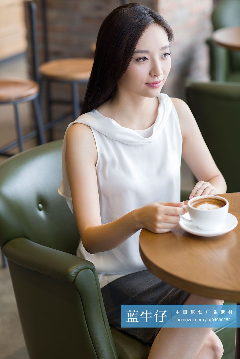 年轻女士在咖啡厅喝咖啡