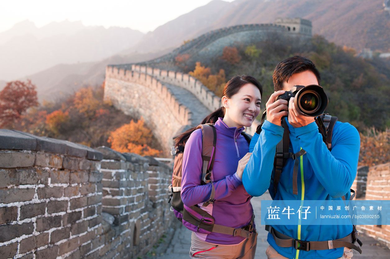 年轻情侣在长城拍照