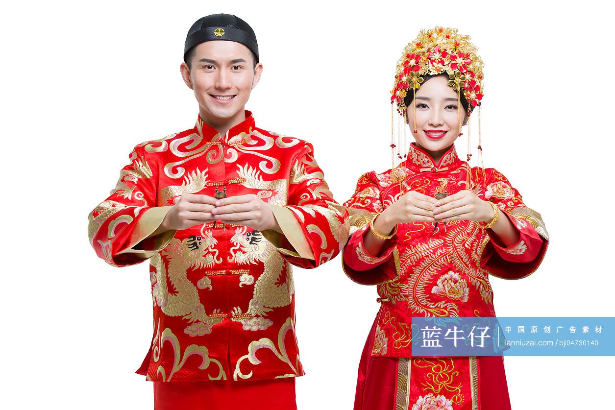 穿中式古装结婚礼服的新娘和新郎敬酒