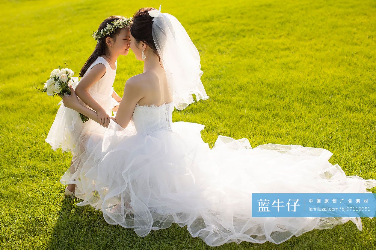 可爱的婚礼花童在草地上玩-蓝牛仔影像-中国原创广告影像素材