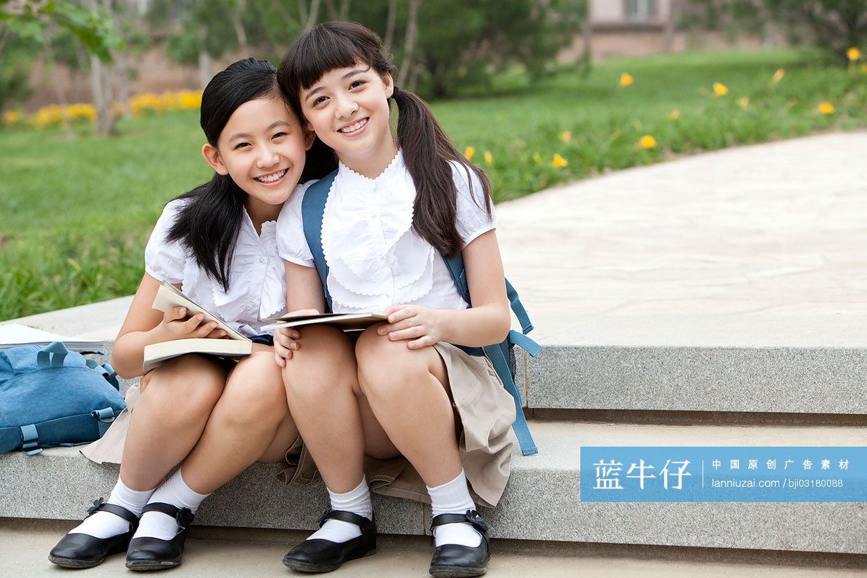 小学女生在户外看书