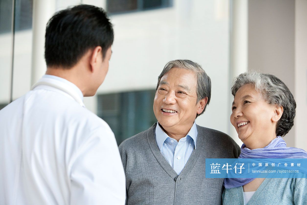 医生和老年患者